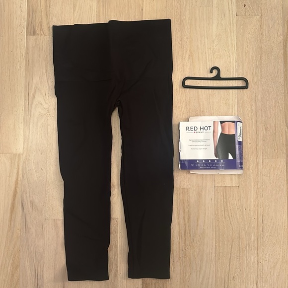 NEW Red Hot by Spanx Capri Shaping Leggings size Medium - Picture 4 of 4